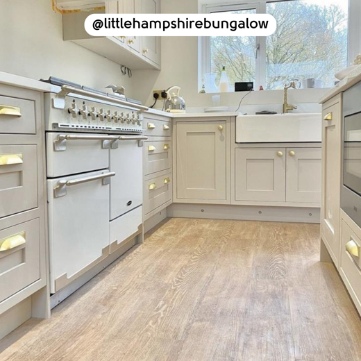 Honey Oak VGW94T floors in a kitchen; photo credit: @littlehampshirebungalow